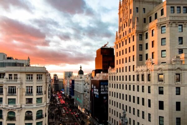 MADRID IMPRESCINDIBLE, RECORRIDO EN COCHE PRIVADO Y A PIE