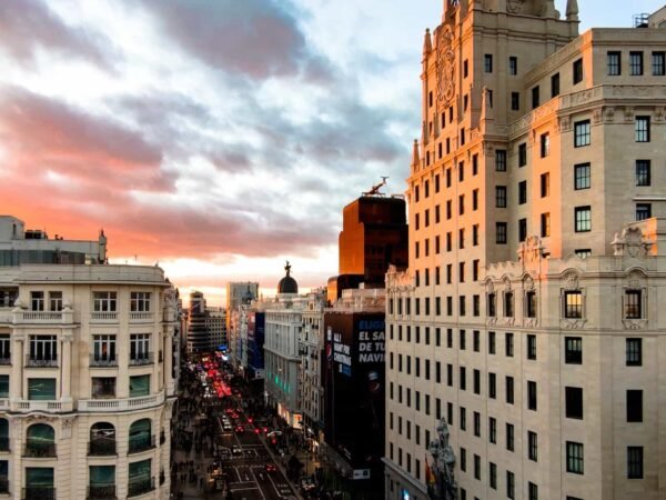 MADRID IMPRESCINDIBLE, RECORRIDO EN COCHE PRIVADO Y A PIE