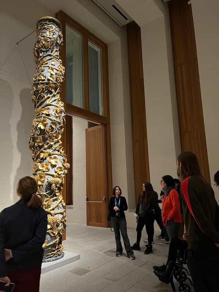 Sara explicando una obra de arte guía oficial en Madrid