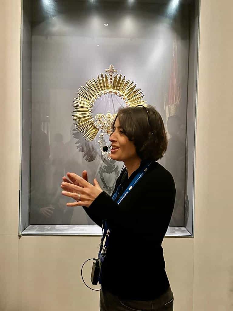 Sara explicando una obra de arte guía oficial en Madrid